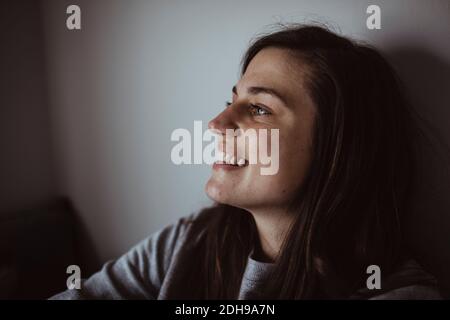 Nahaufnahme der lächelnde Frau weg schauen Stockfoto