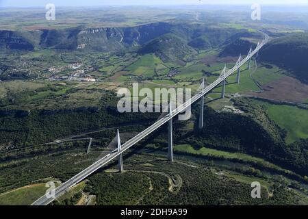 Millau (Südfrankreich): Luftaufnahme der Stadt und des Viadukts, eine mehrspannige Seilbrücke über das Tarntal Stockfoto