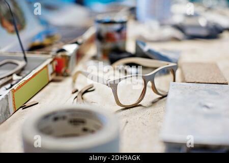 Brillengestell auf dem Tisch in der Werkstatt Stockfoto
