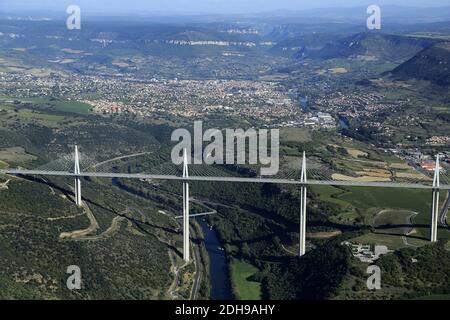 Millau (Südfrankreich): Luftaufnahme der Stadt und des Viadukts, eine mehrspannige Seilbrücke über das Tarntal Stockfoto