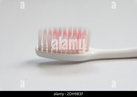 Nahaufnahme der alten Zahnbürste auf weißem Hintergrund isoliert Stockfoto