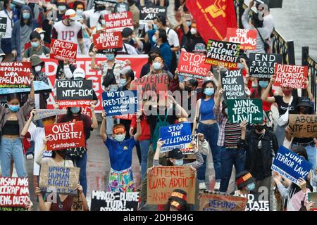 Manila, Philippinen. Dezember 2020. Demonstranten, die Masken tragen und physische Distanzierungen praktizieren, halten ihre Plakate mit verschiedenen Botschaften während der Kundgebung zum Internationalen Tag der Menschenrechte. Das Volk fordert die Regierung von Präsident Rodrigo Duterte auf, die Morde und die freien politischen Gefangenen zu stoppen. Kredit: Majority World CIC/Alamy Live Nachrichten Stockfoto