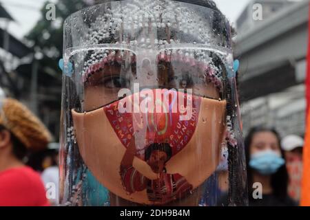 Manila, Philippinen. Dezember 2020. Während der Kundgebung zum Internationalen Tag der Menschenrechte halten Demonstranten, die Masken tragen und physische Distanzierungen praktizieren, ihre Plakate mit verschiedenen Botschaften. Das Volk fordert die Regierung von Präsident Rodrigo Duterte auf, die Morde und die freien politischen Gefangenen zu stoppen. Kredit: Majority World CIC/Alamy Live Nachrichten Stockfoto