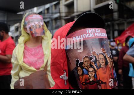 Manila, Philippinen. Dezember 2020. Während der Kundgebung zum Internationalen Tag der Menschenrechte halten Demonstranten, die Masken tragen und physische Distanzierungen praktizieren, ihre Plakate mit verschiedenen Botschaften. Das Volk fordert die Regierung von Präsident Rodrigo Duterte auf, die Morde und die freien politischen Gefangenen zu stoppen. Kredit: Majority World CIC/Alamy Live Nachrichten Stockfoto