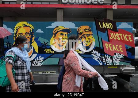 Manila, Philippinen. Dezember 2020. Während der Kundgebung zum Internationalen Tag der Menschenrechte halten Demonstranten, die Masken tragen und physische Distanzierungen praktizieren, ihre Plakate mit verschiedenen Botschaften. Das Volk fordert die Regierung von Präsident Rodrigo Duterte auf, die Morde und die freien politischen Gefangenen zu stoppen. Kredit: Majority World CIC/Alamy Live Nachrichten Stockfoto