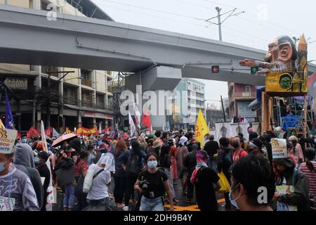 Manila, Philippinen. Dezember 2020. Während der Kundgebung zum Internationalen Tag der Menschenrechte halten Demonstranten, die Masken tragen und physische Distanzierungen praktizieren, ihre Plakate mit verschiedenen Botschaften. Das Volk fordert die Regierung von Präsident Rodrigo Duterte auf, die Morde und die freien politischen Gefangenen zu stoppen. Kredit: Majority World CIC/Alamy Live Nachrichten Stockfoto