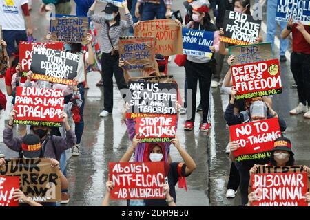 Manila, Philippinen. Dezember 2020. Während der Kundgebung zum Internationalen Tag der Menschenrechte halten Demonstranten, die Masken tragen und physische Distanzierungen praktizieren, ihre Plakate mit verschiedenen Botschaften. Das Volk fordert die Regierung von Präsident Rodrigo Duterte auf, die Morde und die freien politischen Gefangenen zu stoppen. Kredit: Majority World CIC/Alamy Live Nachrichten Stockfoto