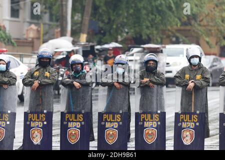 Manila, Philippinen. Dezember 2020. Polizeibeamte halten ihre Schilde und Stöcke, während sie eine Linie bilden, um die Demonstranten daran zu hindern, das Gebäude in der Nähe des Büros des Präsidenten in Mendiola zu betreten. Kredit: Majority World CIC/Alamy Live Nachrichten Stockfoto