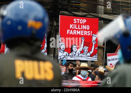 Manila, Philippinen. Dezember 2020. Während der Kundgebung zum Internationalen Tag der Menschenrechte halten Demonstranten, die Masken tragen und physische Distanzierungen praktizieren, ihre Plakate mit verschiedenen Botschaften. Das Volk fordert die Regierung von Präsident Rodrigo Duterte auf, die Morde und die freien politischen Gefangenen zu stoppen. Kredit: Majority World CIC/Alamy Live Nachrichten Stockfoto