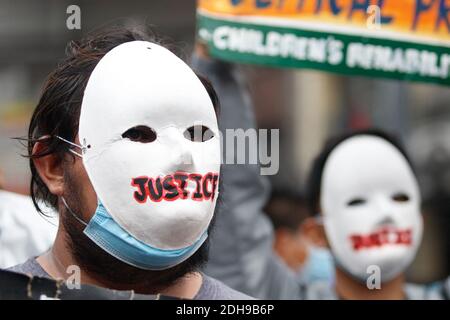 Manila, Philippinen. Dezember 2020. Während der Kundgebung zum Internationalen Tag der Menschenrechte halten Demonstranten, die Masken tragen und physische Distanzierungen praktizieren, ihre Plakate mit verschiedenen Botschaften. Das Volk fordert die Regierung von Präsident Rodrigo Duterte auf, die Morde und die freien politischen Gefangenen zu stoppen. Kredit: Majority World CIC/Alamy Live Nachrichten Stockfoto