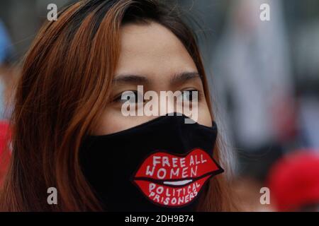 Manila, Philippinen. Dezember 2020. Während der Kundgebung zum Internationalen Tag der Menschenrechte halten Demonstranten, die Masken tragen und physische Distanzierungen praktizieren, ihre Plakate mit verschiedenen Botschaften. Das Volk fordert die Regierung von Präsident Rodrigo Duterte auf, die Morde und die freien politischen Gefangenen zu stoppen. Kredit: Majority World CIC/Alamy Live Nachrichten Stockfoto