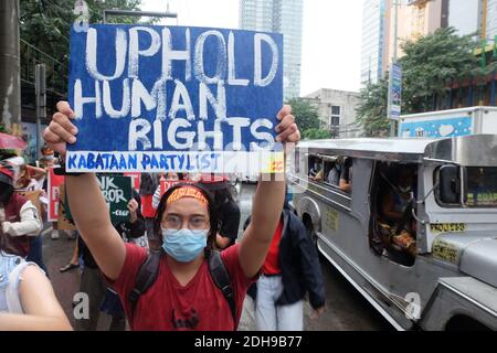 Manila, Philippinen. Dezember 2020. Während der Kundgebung zum Internationalen Tag der Menschenrechte halten Demonstranten, die Masken tragen und physische Distanzierungen praktizieren, ihre Plakate mit verschiedenen Botschaften. Das Volk fordert die Regierung von Präsident Rodrigo Duterte auf, die Morde und die freien politischen Gefangenen zu stoppen. Kredit: Majority World CIC/Alamy Live Nachrichten Stockfoto