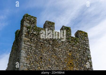 Eine Detailansicht der Ruinen der Torres de Burg Oeste und Festung am Fluss Arousa in Galizien Stockfoto