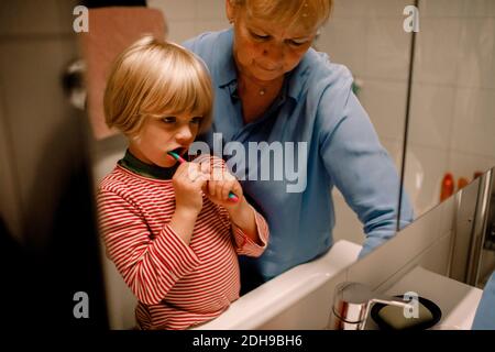 Großmutter mit Enkel Zähneputzen im Bad zu Hause Stockfoto