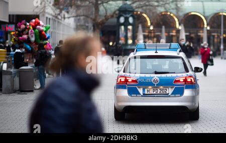 Hannover, Deutschland. Dezember 2020. Polizisten kontrollieren die Einhaltung der Maskenpflicht in der Fußgängerzone im Stadtzentrum. Kredit: Julian Stratenschulte/dpa/Alamy Live Nachrichten Stockfoto