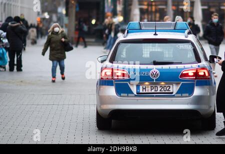 Hannover, Deutschland. Dezember 2020. Polizisten kontrollieren die Einhaltung der Maskenpflicht in der Fußgängerzone im Stadtzentrum. Kredit: Julian Stratenschulte/dpa/Alamy Live Nachrichten Stockfoto