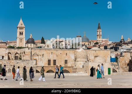 Historische Gebäude und Skylines mit Kirche des heiligen Grabes, Lutherische Kirche des Erlösers, Kloster des heiligen Retters, Blick von der Plattform Stockfoto