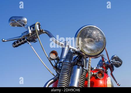 Vorderseite eines Harley Davidson Motorrades bei einer Outdoor-Rallye in Imperia, Ligurien, Italien gedreht Stockfoto