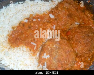 Full-Frame-Aufnahme von hausgemachten Fleischbällchen in Tomatensauce und Reis Stockfoto
