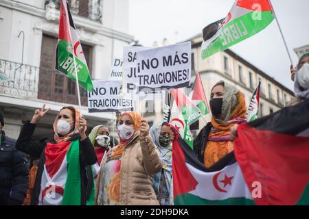 Madrid, Spanien. Dezember 2020. Spanische und saharauische Demonstranten protestieren vor der spanischen Botschaft für Auswärtige Angelegenheiten in Madrid. (Foto von Fer Capdepon Arroyo/Pacific Press) Quelle: Pacific Press Media Production Corp./Alamy Live News Stockfoto