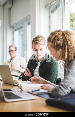 Studenten und Studenten, die im Klassenzimmer an der Universität studieren Stockfoto