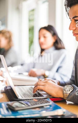 Beschnittenes Bild eines jungen Mannes im Klassenzimmer Stockfoto