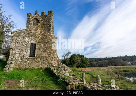 Blick auf die Kapelle am Schloss Torres de Oeste In Catoira am Fluss Arousa Stockfoto