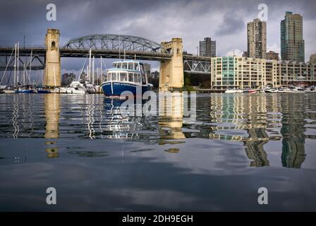 Vancouver, British Columbia, Kanada – 9. Dezember 2020. False Creek Ferry Burrard Bridge. Stockfoto