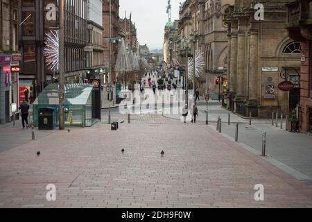 Glasgow, Schottland, Großbritannien. Dezember 2020. Im Bild: Buchanan Street in Glasgow. Die Straßen im Stadtzentrum von Glasgow wirken menschenleer und leer, da Glasgow am letzten Tag seiner Phase-4-Sperre während der Coronavirus-Pandemie (COVID19) ist. Der schottische erste Minister wird Glasgow morgen in Phase 3 bringen und sagte, dass nicht-wesentliche Geschäfte ab 6 Uhr am 11. Dezember geöffnet werden können. Morgen sieht aus, ein viel beschäftigter Tag zu sein. Quelle: Colin Fisher/Alamy Live News Stockfoto