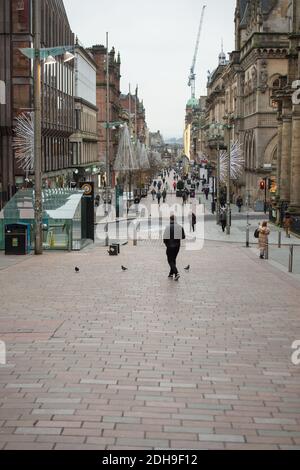 Glasgow, Schottland, Großbritannien. Dezember 2020. Im Bild: Buchanan Street in Glasgow. Die Straßen im Stadtzentrum von Glasgow wirken menschenleer und leer, da Glasgow am letzten Tag seiner Phase-4-Sperre während der Coronavirus-Pandemie (COVID19) ist. Der schottische erste Minister wird Glasgow morgen in Phase 3 bringen und sagte, dass nicht-wesentliche Geschäfte ab 6 Uhr am 11. Dezember geöffnet werden können. Morgen sieht aus, ein viel beschäftigter Tag zu sein. Quelle: Colin Fisher/Alamy Live News Stockfoto