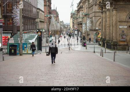 Glasgow, Schottland, Großbritannien. Dezember 2020. Im Bild: Buchanan Street in Glasgow. Die Straßen im Stadtzentrum von Glasgow wirken menschenleer und leer, da Glasgow am letzten Tag seiner Phase-4-Sperre während der Coronavirus-Pandemie (COVID19) ist. Der schottische erste Minister wird Glasgow morgen in Phase 3 bringen und sagte, dass nicht-wesentliche Geschäfte ab 6 Uhr am 11. Dezember geöffnet werden können. Morgen sieht aus, ein viel beschäftigter Tag zu sein. Quelle: Colin Fisher/Alamy Live News Stockfoto