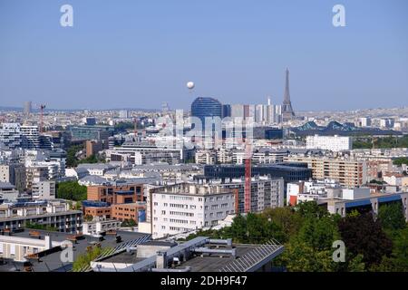 Issy-les-Moulineaux (Gegend von Paris): Überblick über Paris von der Oberstadt, Bezirk Epinettes. Überblick über die Stadt, mit dem Eiffelturm weit entfernt Stockfoto