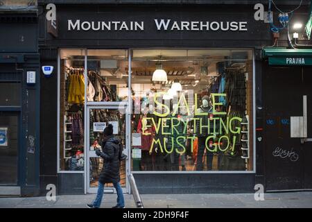 Glasgow, Schottland, Großbritannien. Dezember 2020. Im Bild: Schaufenster des Mountain Warehouse mit der Aufschrift „VERKAUF ALLES MUSS GEHEN“. Die Straßen im Stadtzentrum von Glasgow wirken menschenleer und leer, da Glasgow am letzten Tag seiner Phase-4-Sperre während der Coronavirus-Pandemie (COVID19) ist. Der schottische erste Minister wird Glasgow morgen in Phase 3 bringen und sagte, dass nicht-wesentliche Geschäfte ab 6 Uhr am 11. Dezember geöffnet werden können. Morgen sieht aus, ein viel beschäftigter Tag zu sein. Quelle: Colin Fisher/Alamy Live News Stockfoto