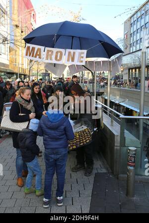 HANNOVER, 1. DEZEMBER: Kunden kaufen geröstete Kastanien. Dezember 1,2018 in Hannover, Deutschland. Stockfoto