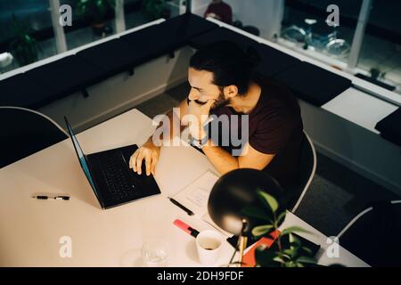 High-Angle-Ansicht des entschlossenen Geschäftsmann arbeiten spät im Büro Stockfoto