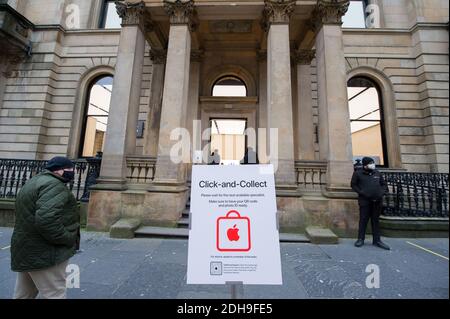 Glasgow, Schottland, Großbritannien. Dezember 2020. Im Bild: Apple Store in der Buchanan Street in Glasgow. Die Straßen im Stadtzentrum von Glasgow wirken menschenleer und leer, da Glasgow am letzten Tag seiner Phase-4-Sperre während der Coronavirus-Pandemie (COVID19) ist. Der schottische erste Minister wird Glasgow morgen in Phase 3 bringen und sagte, dass nicht-wesentliche Geschäfte ab 6 Uhr am 11. Dezember geöffnet werden können. Morgen sieht aus, ein viel beschäftigter Tag zu sein. Quelle: Colin Fisher/Alamy Live News Stockfoto