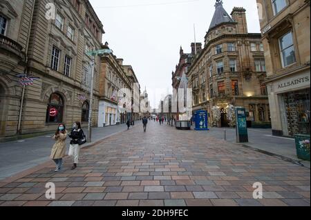 Glasgow, Schottland, Großbritannien. Dezember 2020. Im Bild: Buchanan Street in Glasgow. Die Straßen im Stadtzentrum von Glasgow wirken menschenleer und leer, da Glasgow am letzten Tag seiner Phase-4-Sperre während der Coronavirus-Pandemie (COVID19) ist. Der schottische erste Minister wird Glasgow morgen in Phase 3 bringen und sagte, dass nicht-wesentliche Geschäfte ab 6 Uhr am 11. Dezember geöffnet werden können. Morgen sieht aus, ein viel beschäftigter Tag zu sein. Quelle: Colin Fisher/Alamy Live News Stockfoto