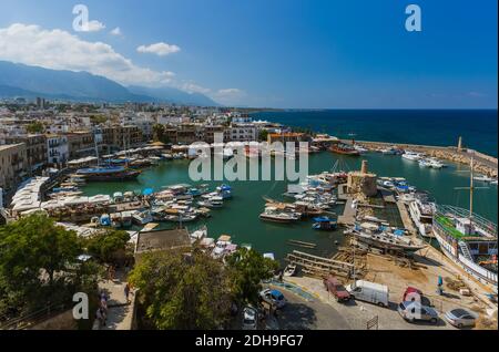 Kyrenia (Girne), Nordzypern - 03. Oktober 2019: Alter Hafen von Kyrenia (Girne) und mittelalterliche Festung Stockfoto