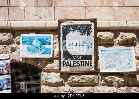 Straßenansicht mit Palästina Bilder hängen an der Wand in Löwenstraße des muslimischen Viertels in der Altstadt von Jerusalem, Israel. Stockfoto
