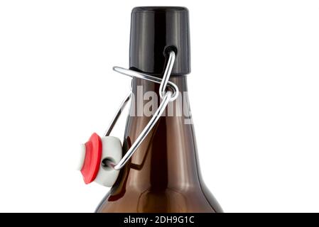 Eine Makroaufnahme des Halses einer wiederverwendbaren Flasche mit offenem Keramikdeckel, isoliert auf weißem Hintergrund. Stockfoto