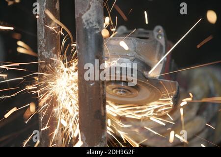Funken beim Arbeiten mit einem Winkelschleifer Stockfoto