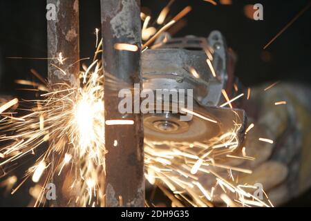 Funken beim Arbeiten mit einem Winkelschleifer Stockfoto
