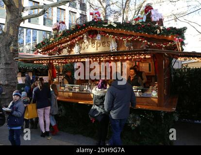 HANNOVER, 1. DEZEMBER: Kunden kaufen französisches Dessertkrepe auf dem Weihnachtsmarkt. Dezember 1,2018 in Hannover, Deutschland. Stockfoto