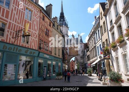 Auxerre (Nordfrankreich): Überblick über die Altstadt und ihre mittelalterlichen Fachwerkhäuser und den Uhrturm und seinen Glockenturm in der Rue de l'Horloge Stockfoto