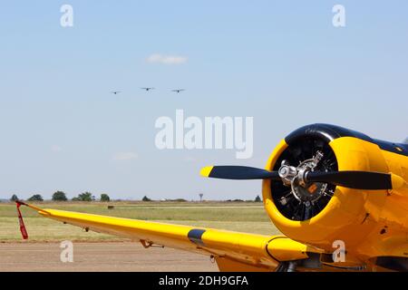 Gelbe aerobatic Flugzeug mit Bildung auf Ansatz Stockfoto