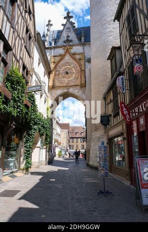 Auxerre (Nordfrankreich): Überblick über die Altstadt und ihre mittelalterlichen Fachwerkhäuser und den Uhrturm und seinen Glockenturm in der Rue de l'Horloge Stockfoto