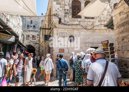 Viele Besucher oder Pilger an Station 5 der Via Dolorosa in der Altstadt von Jerusalem, Israel Stockfoto