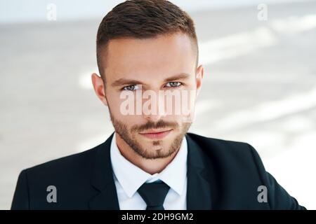 Nahaufnahme Porträt von schönen lächelnden jungen Mann in elegant Anzug Stockfoto