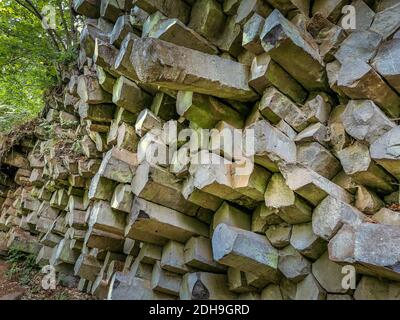 Basaltprismenwand am Gangolfsberg besteht aus gestapelten Basaltsäulen mit einem Durchmesser von 30 bis 40 cm, Oberelsbach, Landkreis Rhön-Grabfeld, Bayern Stockfoto
