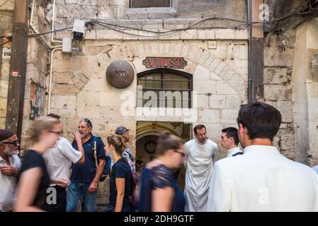 Zeichen von Station 7 der Via Dolorosa in der Altstadt Jerusalems fällt Jesus hier zum zweiten Mal unter das Gewicht des Kreuzes Stockfoto